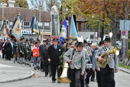 Zahlreiche Abordnungen nahmen gestern am Veteranen-Jahrtag in Rosenheim teil.Foto ps
