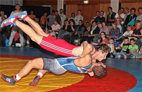 Zeigte spektakuläre Würfe: Mahsun Ersayin (blaues Trikot) gegen den Berchtesgadener Markus Graßl. Foto  Wittenzellner