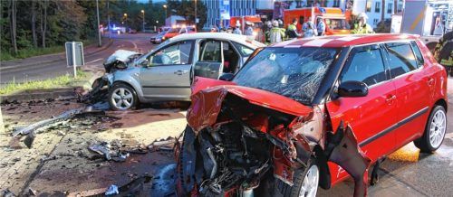 Zerstörte Autos nach einem illegalen Autorennen in Hagen im Juli 2015. Fünf Insassen wurden schwer verletzt, darunter ein kleiner Bub. In der Region Rosenheim hat die Polizei der Raserszene heuer den Kampf angesagt. Foto dpa