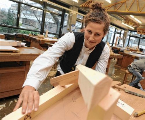 Zimmerin bei der Arbeit: Ob die Besucher der Holzbaumesse auch auf eine Handwerkerin treffen? Fachlicher Rat zum Thema Bauen mit Holz ist ihnen zumindest gewiss. Foto dpa