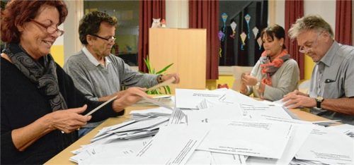 Zuerst ging’s ans Öffnen der Stimmbriefe, bevor ausgezählt werden konnte. Mit dabei: Gabi Furtner, Alois Kurfer (Gemeinderat EFL), Marion Heinisch (Verwaltung) und Theo Busch (Gemeinderat ABE) von links.Fotos  Ammelburger