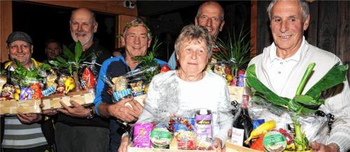 Zufrieden lächelnde Dorfmeister: Wolfgang Schulz, Anton Größ, Josef Feuerer senior und Georg Grad (von links). Im Vordergrund Helmi Höller und Max Mößthaler.Foto Reischl-Zehentbauer
