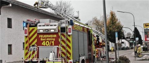 Zwei große Dachplatten hatten sich von diesem Stalldach in Bad Aibling gelöst. Die Feuerwehr bannte die Gefahr. Foto reisner