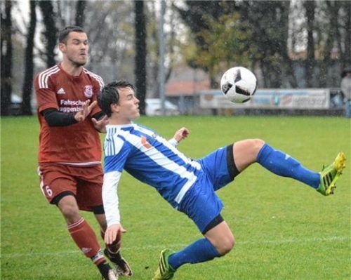 Zweikampf im Inntal-Derby: Raublings Sebastian Pichler fliegt vor Großholzhausens Alois Dostthaler in den Ball.