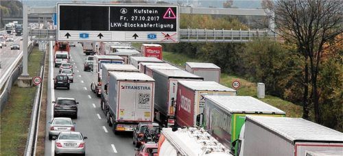 27. Oktober: Lastwagen und Fahrzeuge stauen sich auf der Autobahn A8 bei Rosenheim in Richtung Österreich. Wegen der Blockabfertigung von Lastwagen an der österreichischen Grenze gab es einen langen Rückstau. Foto dpa
