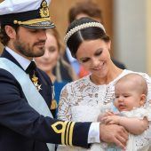 Schwedens Prinz Gabriel wird in traditionellem Kleid getauft