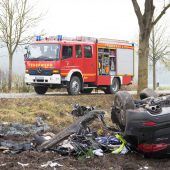 Auto kracht gegen Baum: Zwei Tote