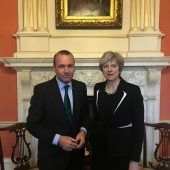 Frau May zwischen allen Stühlen