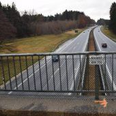 Pflasterstein auf Auto geworfen