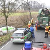 Betonmischer stürzt Hang hinunter