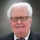 Hans-Jochen Vogel stellt Merkel infrage