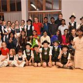 Austausch zwischen den Kulturen bei den Trachtlerproben mit jungen Indern in Heufeld