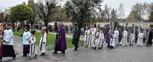 Irmgard Wagner (kleines Foto) sah die Allerheiligenfeier im Rosenheimer Friedhof durch die Störungen der Lautsprecheranlage gestört. Fotos re/Schlecker