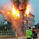 Wohncontainer geht in Flammen auf