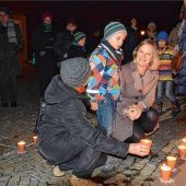 800 kleine Kerzen leuchten auf dem Feldkirchen-Westerhamer Dorfplatz