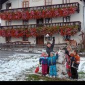 Schneemann im Blumenmeer