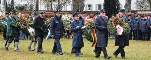 Abordnungen der Vereine auf dem Weg zur Kranzniederlegung. Fotos Schlecker