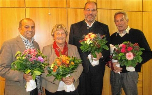 Abschied mit Blumen (von links): Hans Eder, Gudrun Lohmann und Emmeram Aiblinger haben ihre Ämter abgegeben. Walter Lehmann war als Fachkraft für Arbeitssicherheit tätig. Foto re