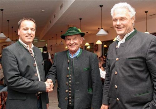 Abschied und Neuanfang: EG-Vorsitzender Georg Westenrieder (rechts) dankte dem scheidenden Geschäftsführer Lorenz Heiß (Bildmitte) und hieß seinen Nachfolger Christian Preßlaber willkommen.Foto Fischer