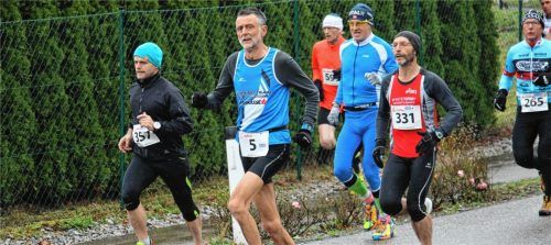 Abschlusslauf im Grenzlandcup in Geinberg mit Manfred Kolm (Startnummer 331, LG Mettenheim), der sich nur einen Tag nach seinem Sieg in Trostberg den dritten Platz in Geinberg holte. Foto  efl