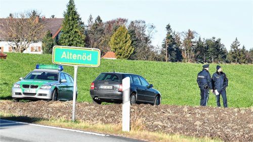 Abseits der Straße liegt der Fundort der Leiche. Die Polizei suchte am Mittwoch und Donnerstag mit zahlreichen Kräften nach Spuren.