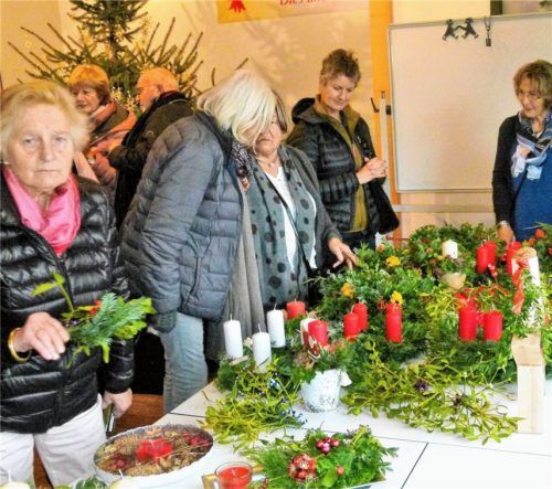 Adventskränze in Hülle und Fülle wie auch viele andere Artikel verkaufte der Frauenbund auf dem Markt im Pfarrheim. Foto  Thümmler