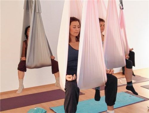 Aerial Yoga bringt neben Kraft und Beweglichkeit auch viel Leichtigkeit und Gelassenheit.