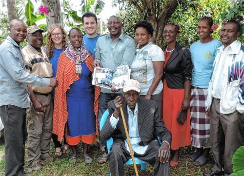 Allen Grund zur Freude gibt es beim Verein Ambatana mit Verena Donislreiter und Jonathan Scherr: Denn schon im Januar kann mit dem Bau für das „Haus der Gemeinschaft“ im Süden Kenias begonnen werden. Dort werden 40 Waisen ein neues Zuhause finden. Foto  re