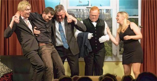 Alles gerät „Außer Kontrolle“: Der Minister (Eugen Unterstrasser) und sein Sekretär (Franz Wörndl, links) haben keine Leiche im Keller, sondern im Arm (Georg Wöhrer). Augenzeugen sind der Zimmerkellner (Lorenz Böglmüller) und eine leicht bekleidete Fast-Ehebrecherin (Theresa Pfaffinger). Foto Berger