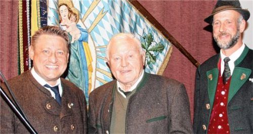 Alois Wiesböck (Mitte) wurde für 65 Jahre Mitgliedschaft eine Anerkennung ausgesprochen. Links Hans Schwaiger, rechts Vorstand Hans Heibler. Foto Schwitteck
