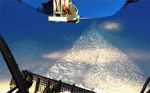 Als Copilot können Pistenraupenfans am Hochfelln (Gemeinde Bergen) spannende Eindrücke gewinnen. Foto  aerzbäck