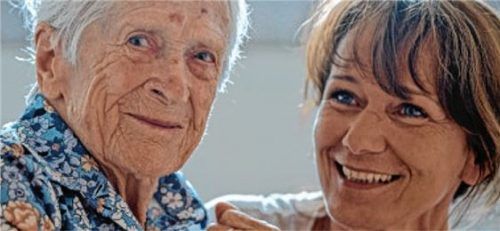 Altenpflege ist eine Berufswahl mit Perspektive, krisenfest und dauerhaft. Foto  klinger