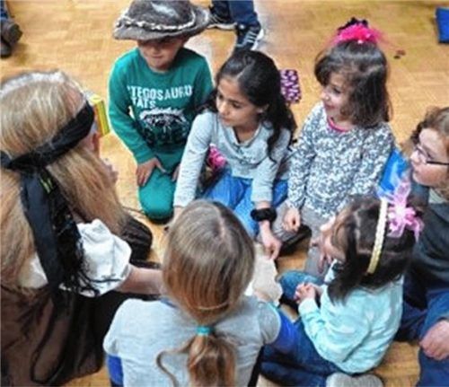 Am Martinstag bemalten die Kinder Zaubersteine und erfuhren etwas über die Geschichte des Blinden und des Elefanten. Foto re