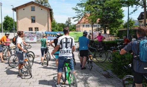 Am Stadtradeln hatte sich Kolbermoor heuer erstmals in eigener Wertung beteiligt. Die Auftaktradltour führte unter anderem auch zur Baustelle Bahnhof, wo Bürgermeister Peter Kloo die verschiedenen Maßnahmen erläuterte. Foto Sedlbauer