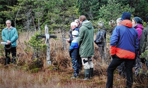 An dem schlichten Birkenkreuz mit Aufschrift, gesegnet von Schorsch Höfer, gedachten die vielen Moorwanderer der gefallenen Flieger sowie des verstorbenen Vereinskameraden Kaspar Paul.Fotos strim