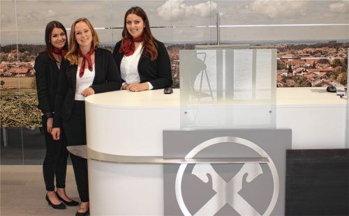 An der neuen Servicetheke im eleganten Design wird den Kunden der Raiffeisenbank Griesstätt-Halfing eG auch in Zukunft bei allen Fragen rund um das Bankgeschäft weitergeholfen.