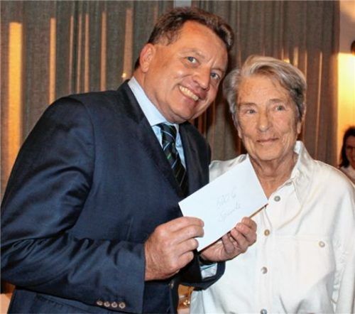 Anlässlich ihres 80. Geburtstages überreichte Monika Sievert eine Spende an Dr. Helmut Klarner. Foto Wunsam