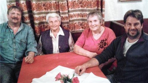 Anni Karl vor Ludwig Ameiser