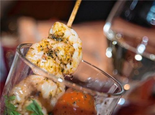 Antipasti-Salat mit Garnelenspieß gibt es zum Auftakt des Badriazzo-Menüs.