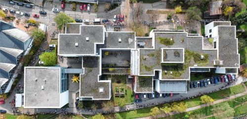 Anton-Heilingbrunner-Realschule: Eine bunte Kette für Toleranz