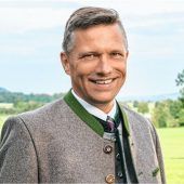 Ein Kandidat wirft Hut in den Ring