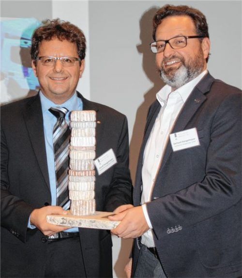 Arnulf und Gerhard Stangelmayer mit dem Preis des Wirtschaftsforums Mangfalltal.