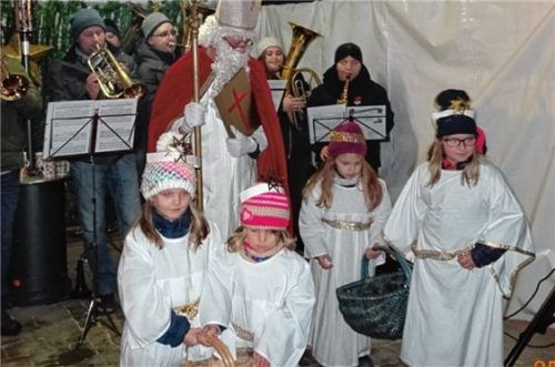 Auch der Nikolaus kam zum Markt am Wochenende. Foto eth