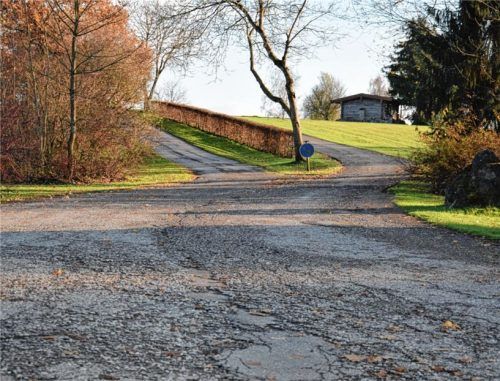 Auch die Zufahrt zum Golfplatz in Percha soll einen neuen Asphaltbelag bekommen.
