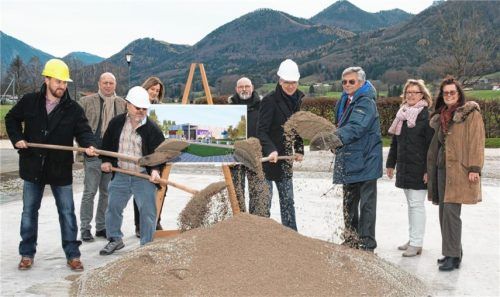 Auf das neue Modellauto-Museum freuen sich (von links): Stefan Berthold, Hans Krämmer, Thomas Schneider, Gertrud Kosatschek, Alexander Berthold, Phillip Bernhofer, Günther Moog, Michaela Leidel und Ursula Herzog. Foto  Berger
