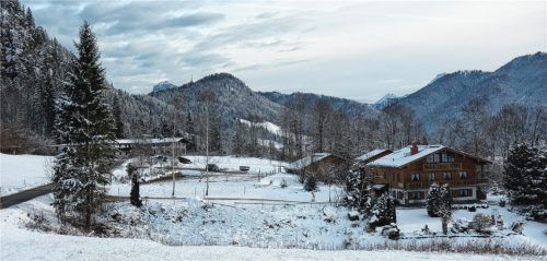 Auf dem Gelände des derzeitigen Reitplatzes (links), der dann verlegt wird, soll das geplante Hotel mit Gaststätte entstehen. Der „Birkenhof“ rechts ist im Besitz der Antragsteller-Familie.Foto hauser