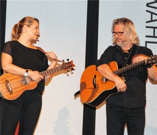 Auf der Bühne schon nach ein paar Monaten so harmonisch wie ein altes Ehepaar: Stefan Wählt und Eva Petzenhauser in Obermörmoosen.Foto wag