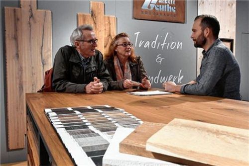 Auf der „Heim & Handwerk“ 2016: Ein Mitarbeiter der Firma Parkett Leuthe aus dem Werkhaus Raubling berät Besucher mit Holzmustern. Foto re