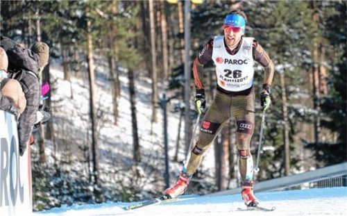 Auf Schnee bereits flott unterwegs: der Traunsteiner Skilangläufer Jonas Dobler, der sich für die Olympischen Winterspiele 2018 qualifizieren will. Foto  Andreas Rösler