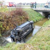 Auffahrunfall vermieden und in Bach gestürzt